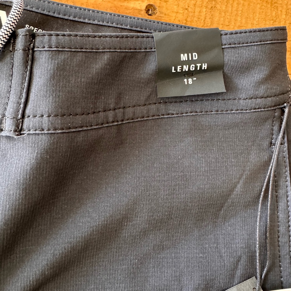RVCA Men's Curren Caples Black Board Shorts NWT! Size 32 - Picture 4 of 5